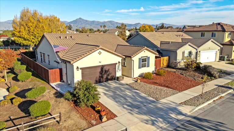 215 Lucero Dr, Hollister, CA 95023